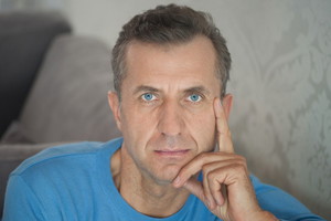 Zamyślony mężczyzna