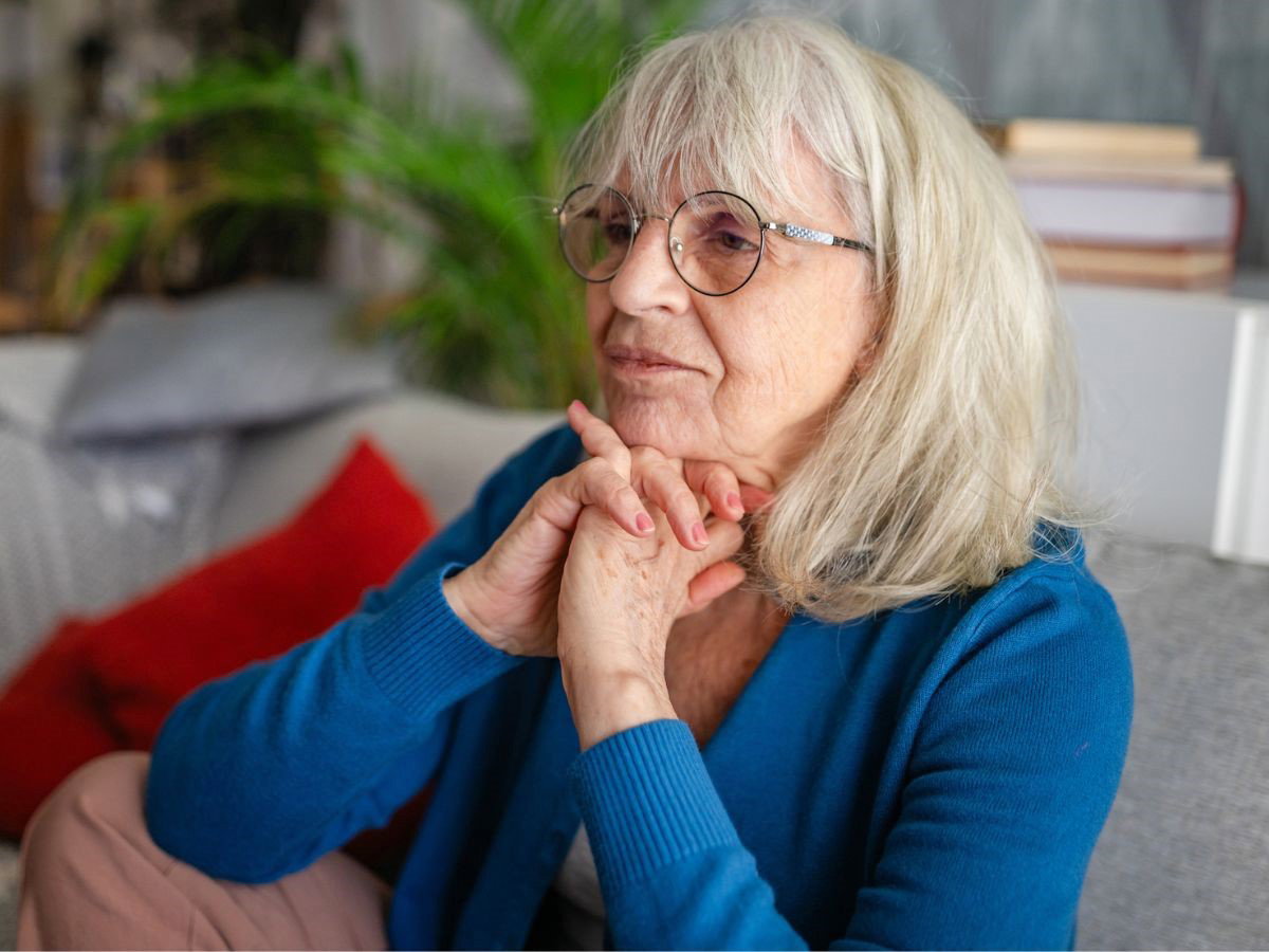 Smutna seniorka