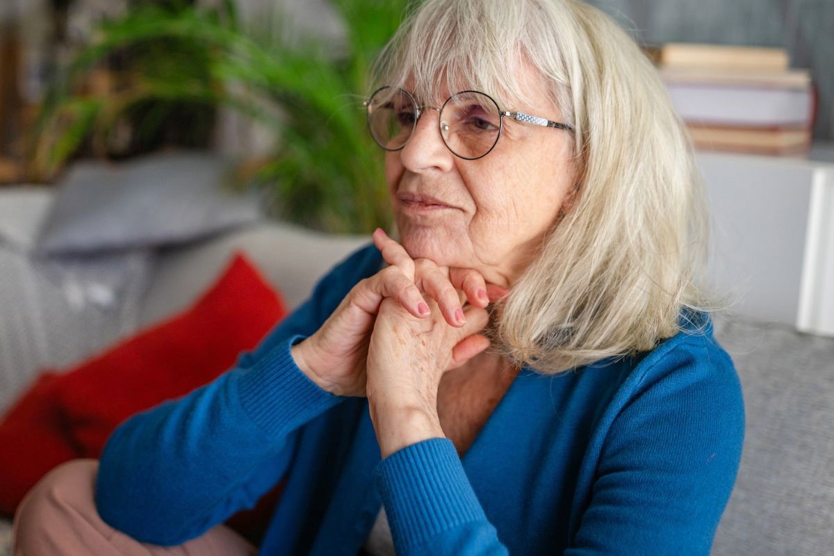 Smutna seniorka