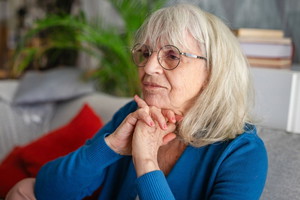 Smutna seniorka
