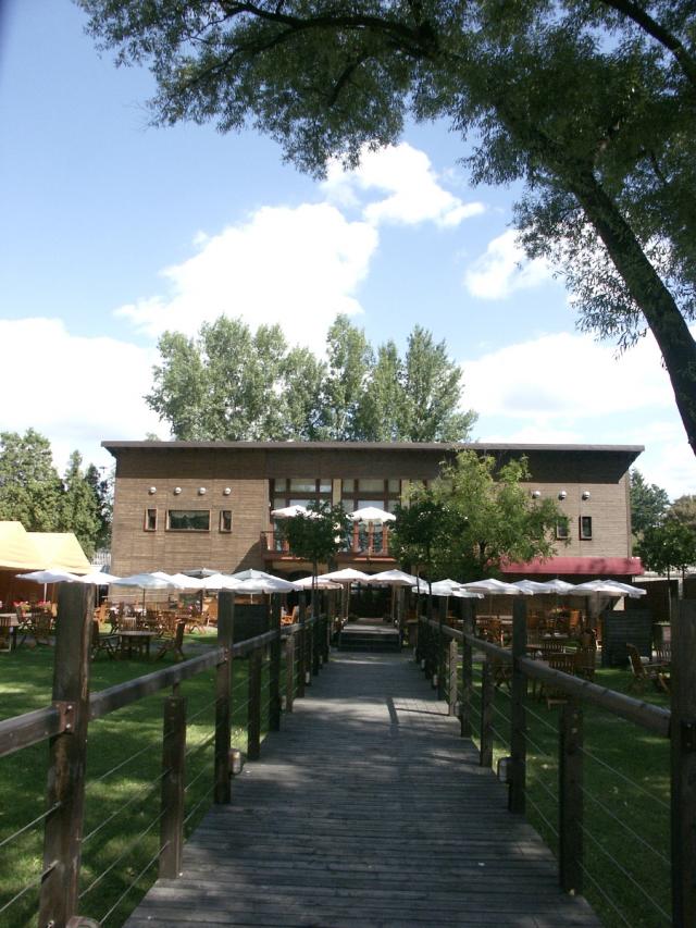 Boathouse Restaurant & Wine Lounge, restauracja