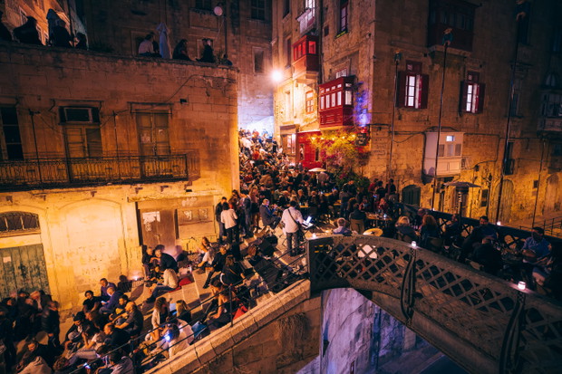 Close-up-of-Bridge-Bar-Valletta-at-night-0c08237-1