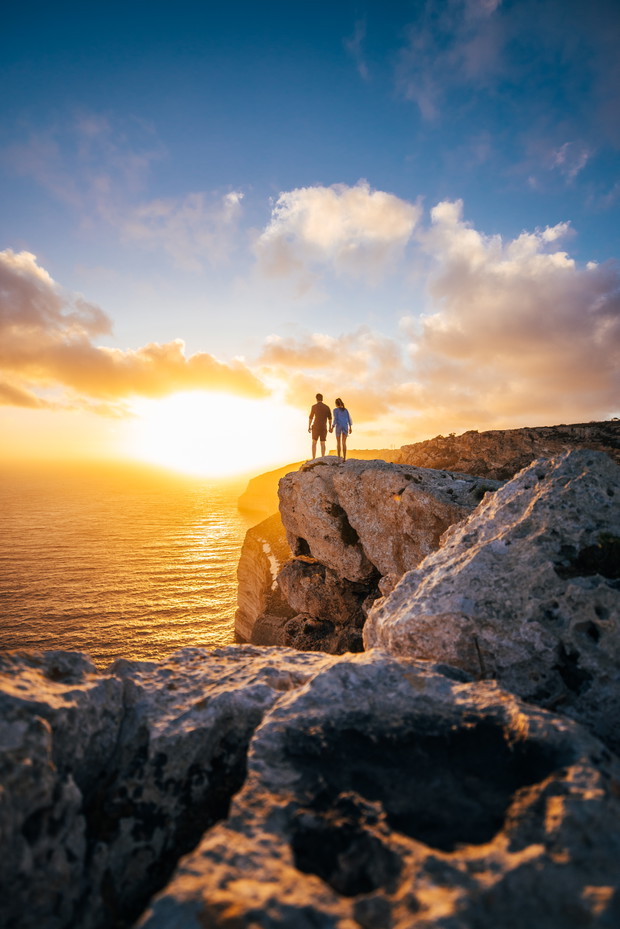 Couple-on-cliffs-of-Malta-at-Sunset-ed03801