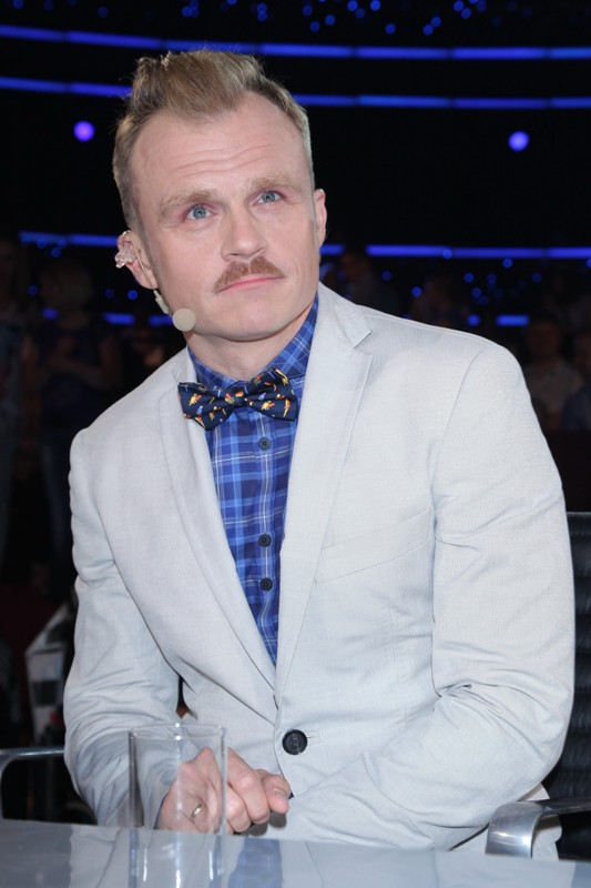 Piotr Rogucki z różowymi powiekami i w muszce