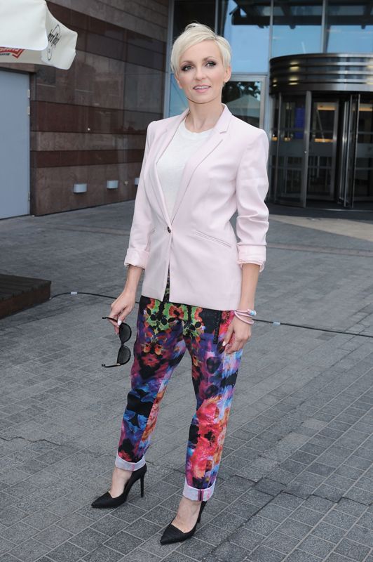 Anna Wyszkoni w kolorowych spodniach