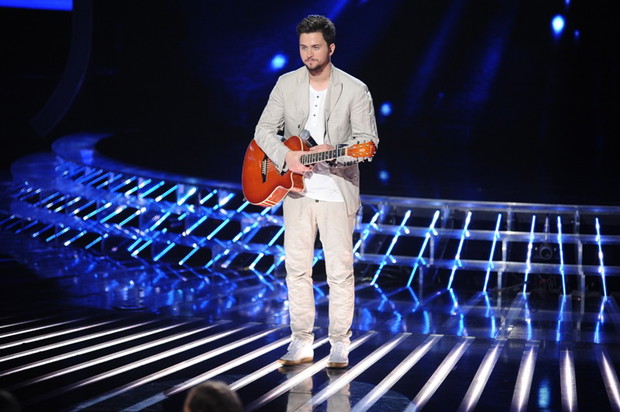 Artem z gitarą