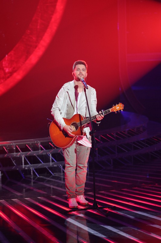 Artem Furman z gitarą