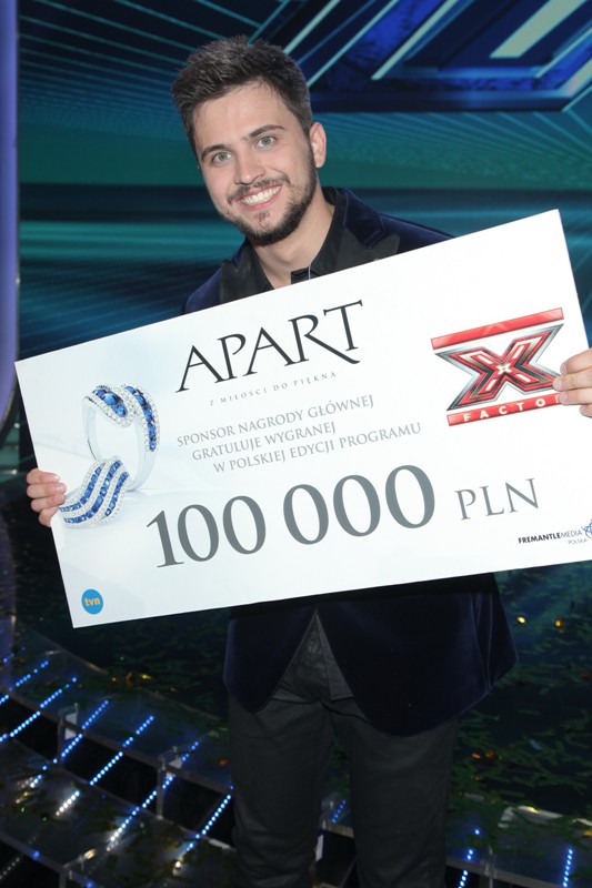 Artem z czekiem na 100 000 zł