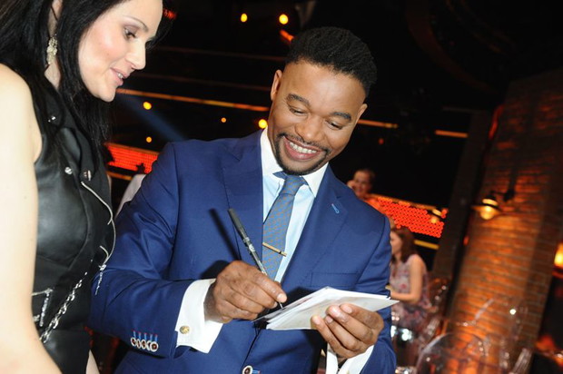Joseph Seeletso rozdaje autografy