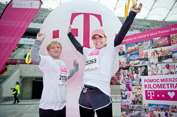 Katarzyna Sosnowska i Ewa Siniarska - T-Mobile z medalami po Biegu na Piątkę