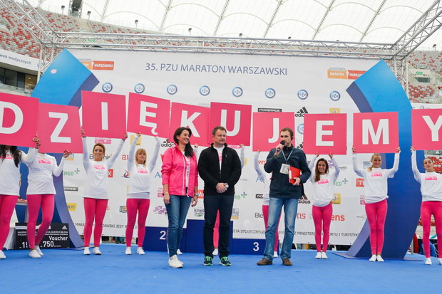Marlena Czaplak - szefowa projektu Pomoc mierzona Kilometrami, Miroslav Rakowski - Prezes T-Mobile Polska podczas finału akcji