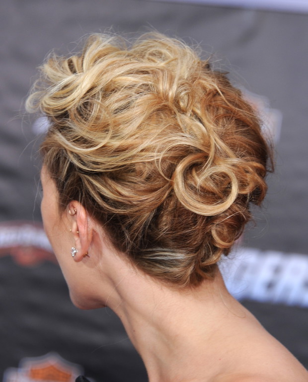 Pomysł na ślubną fryzurę - Scarlett Johansson tyłem