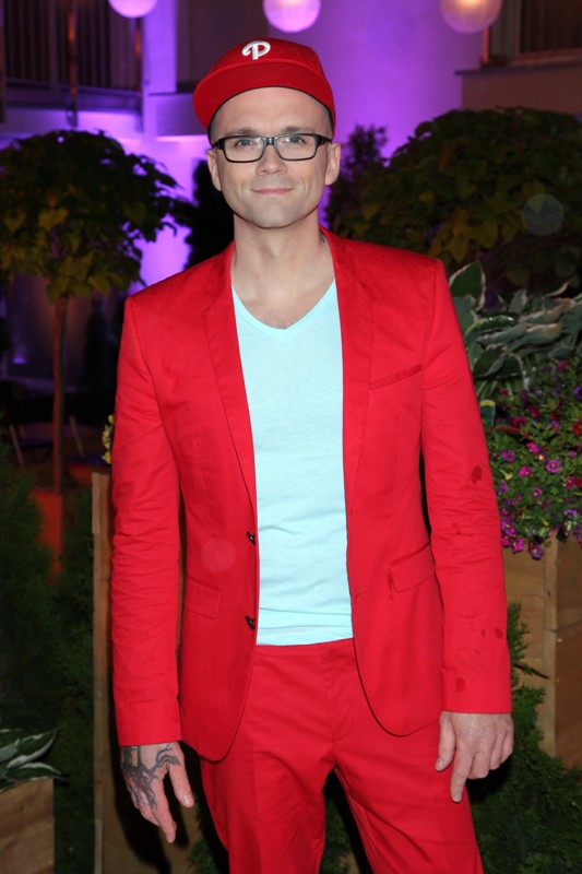 Tomasz Pągowski - czerwony total look
