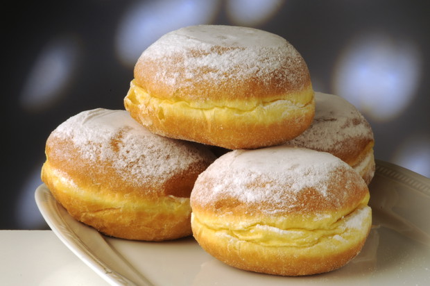 Jak nadziewać pączki ajerkoniakiem?