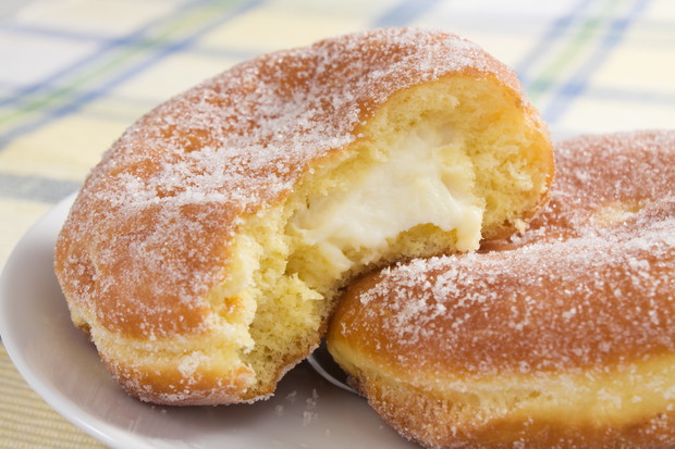 Jak nadziewać pączki budyniem?