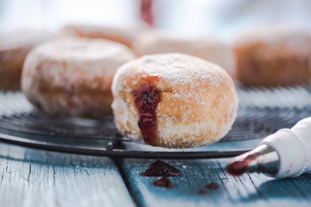 Jak nadziewać pączki dżemem?