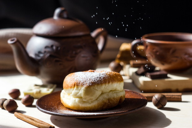 Jak nadziewać pączki kremem orzechowym?