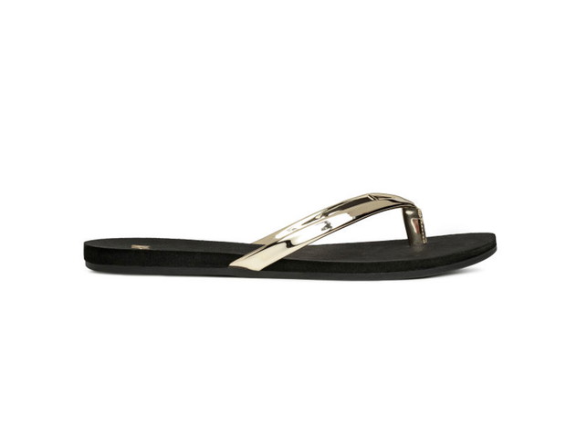 Złote japonki, H&M, cena ok. 39,99 zł