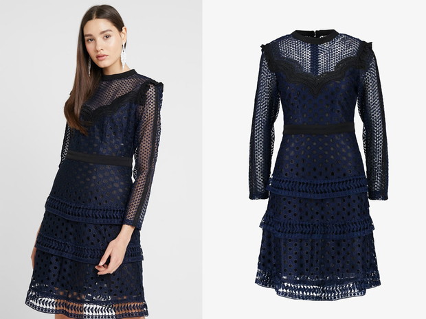 Granatowa sukienka z koronką, YAS (zalando.pl), cena ok. 549,00 zł
