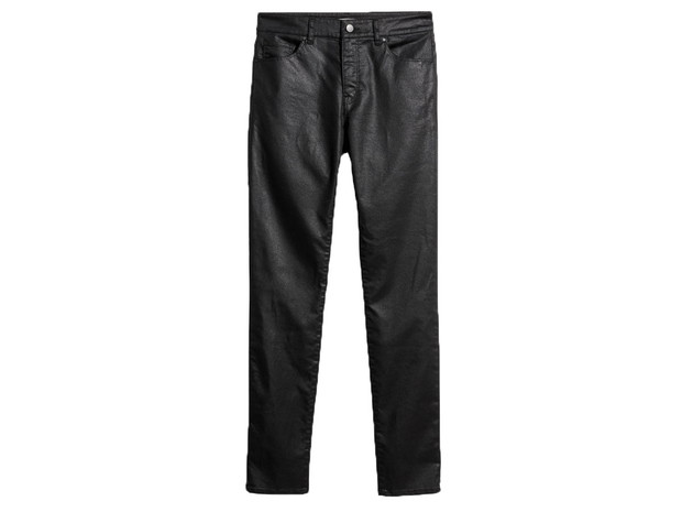 Czarne woskowane spodnie, H&M, cena ok. 79,99 zł