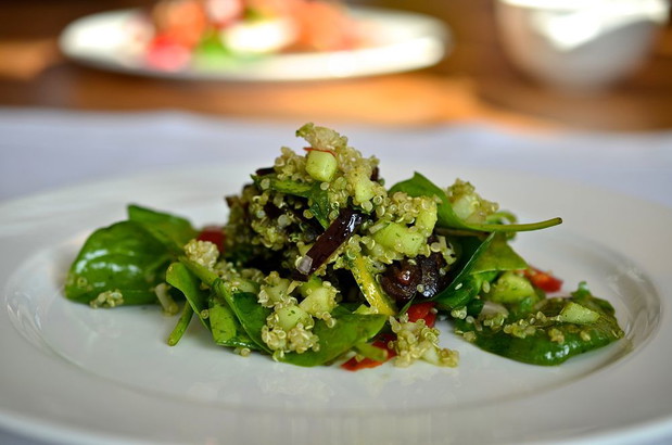 Sałatka z quinoa, szpinakiem i daktylami