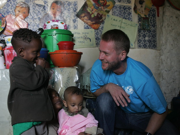 Artur Żmijewski wspiera UNICEF