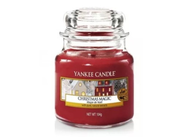 Dekoracje na świąteczny stół 2022: świeca zapachowa Yankee Candle, Cocolita, cena 45,90 zł