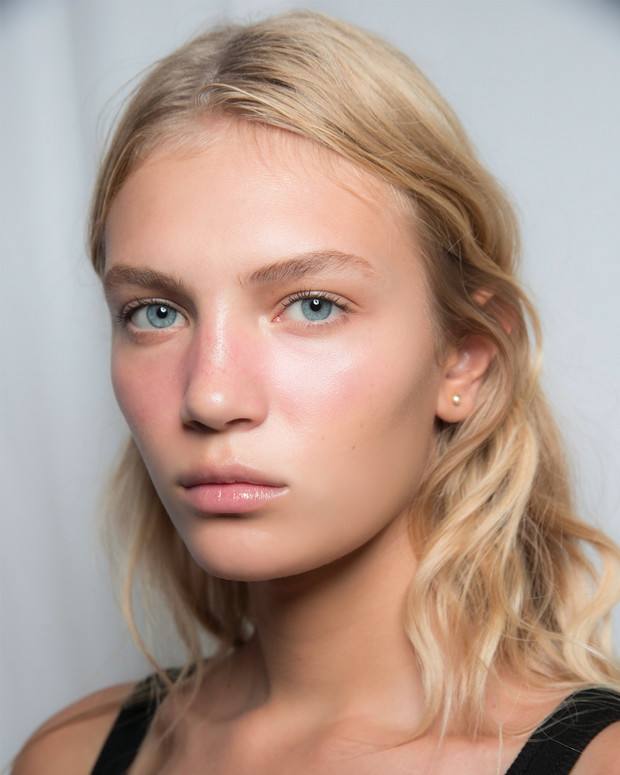 Fryzury półdługie 2023: naturalny look