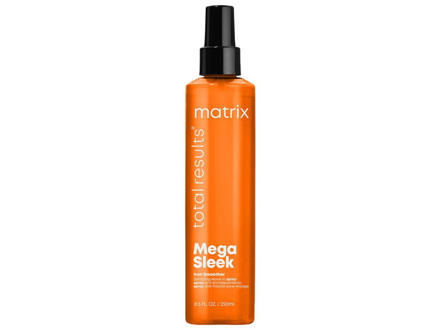 Spray termoochronny wygładzający włosy Total Results Mega Sleek Iron Smoother, MATRIX, cena: ok. 69 zł