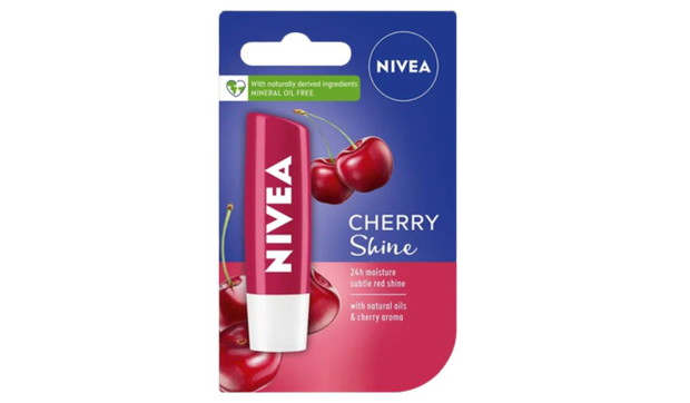 Wiśniowa pomadka ochronna do ust, Nivea,cena: ok. 10 zł