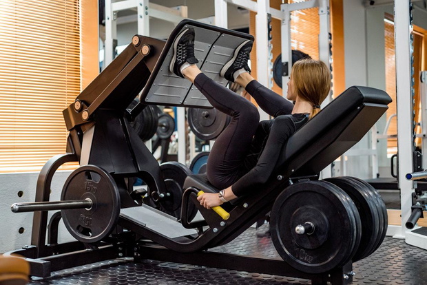 c-wiczenie-na-pos-ladki-na-silowni-leg-press-2508955-c15c7e3