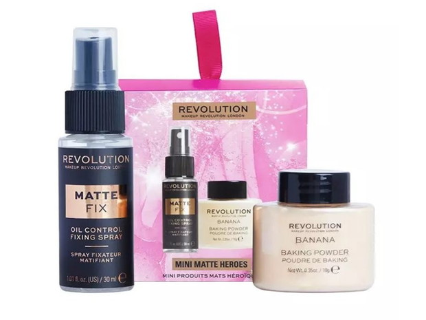 Zestaw mini kosmetyków puder i spray utrwalający, Makeup Revolution, cena ok. 35 zł