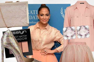Jennifer Lopez w brzoskwiniowej stylizacji