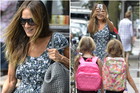 Sarah Jessica Parker w casualowej sukience odprowadza córki do szkoły