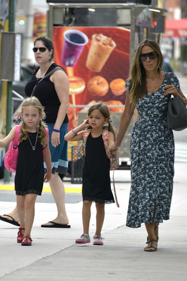 Sarah Jessica Parker w casualowej sukience odprowadza córki do szkoły