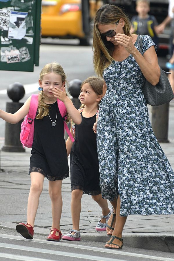 Sarah Jessica Parker w casualowej sukience odprowadza córki do szkoły