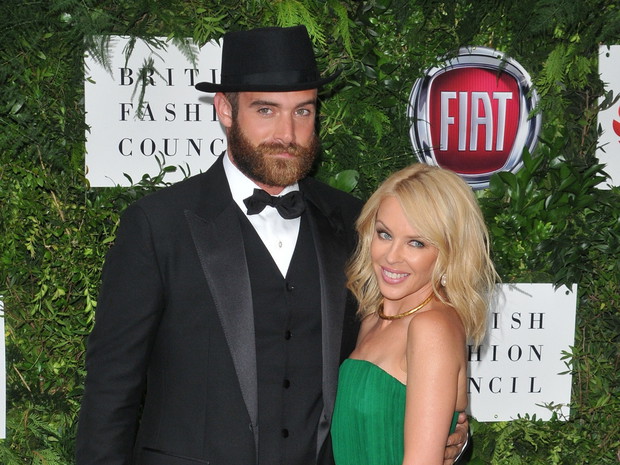 Kylie Minogue i Joshua Sasse