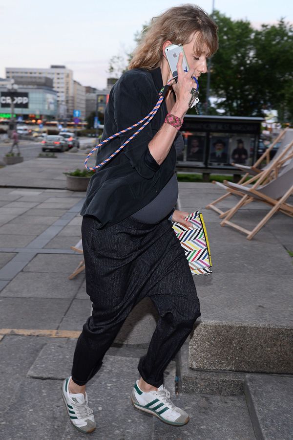 Magdalena Popławska ucieka przed fotoreporterami