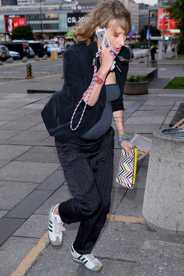 Magdalena Popławska ucieka przed fotoreporterami