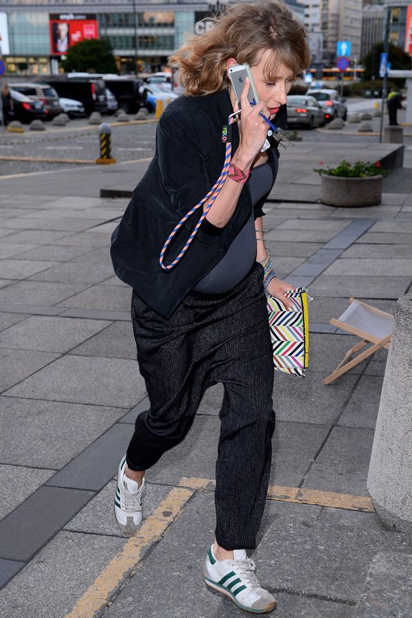 Magdalena Popławska ucieka przed fotoreporterami