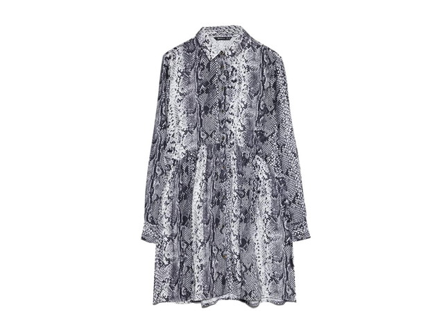 Koszulowa sukienka w wężowy wzór, Stradivarius, cena ok. 79,90 zł