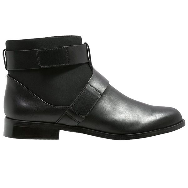 Botki na płaskiej podeszwie Clarks, cena, ok. 429 zł