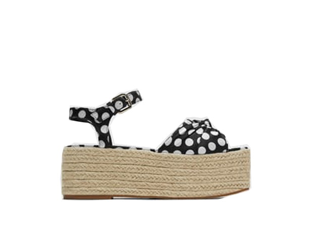 Buty na koturnie w groszki Zara, cena ok. 89 zł