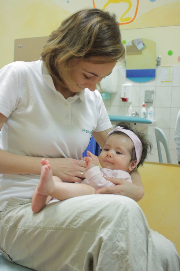 Karmienie dziecka i odbijanie pokarmu - jakie pozycje są najwygodniejsze?
