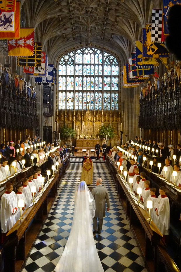 Książe Karol prowadzi Meghan Markle do ołtarza