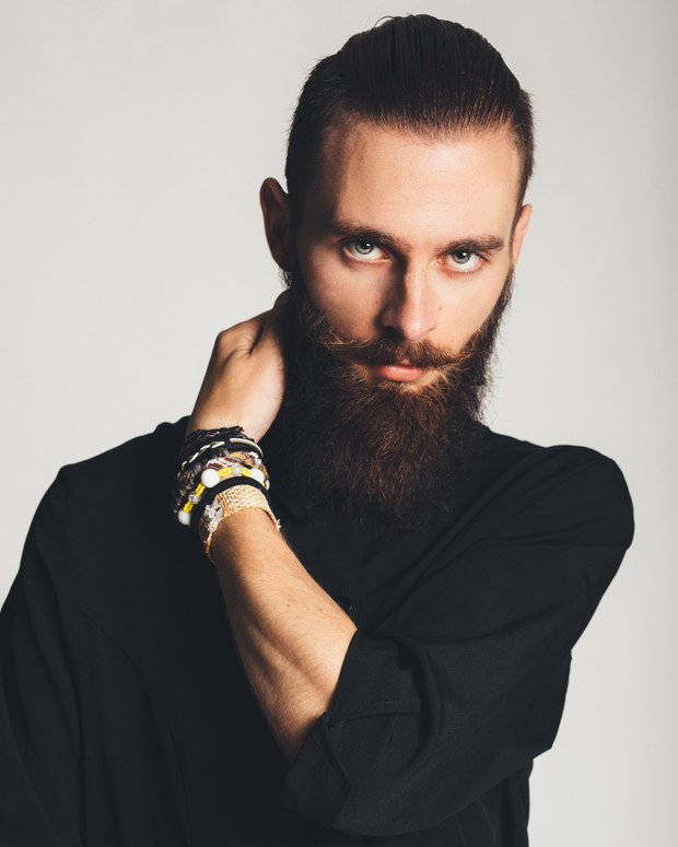 Fotolia - długie włosy związane gumką i broda