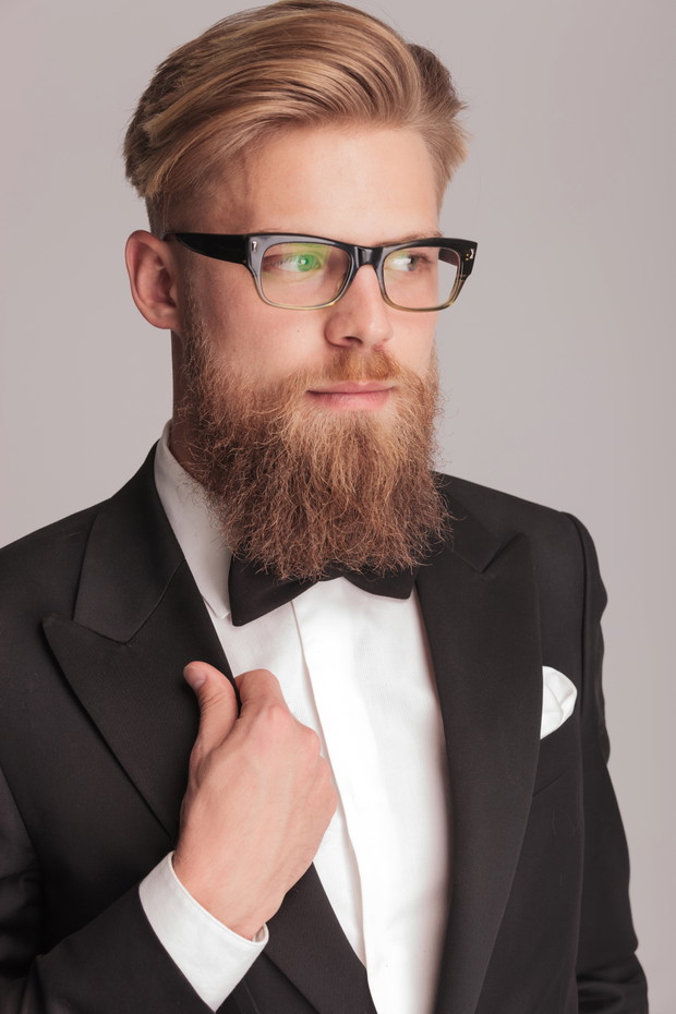 Fotolia - dłuższe włosy zaczesane do tyłu i broda