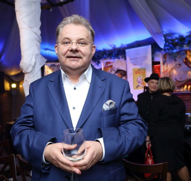 Profesor Zbigniew Izdebski, który napisał tekst na tył okładki
