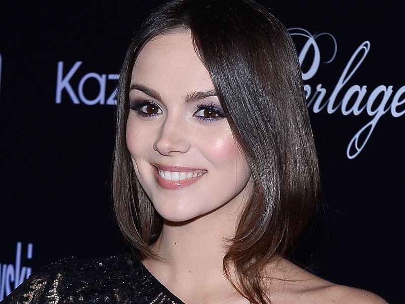 Paulina Krupińska na pokazie Paprocki & Brzozowski w asymetrycznej sukience