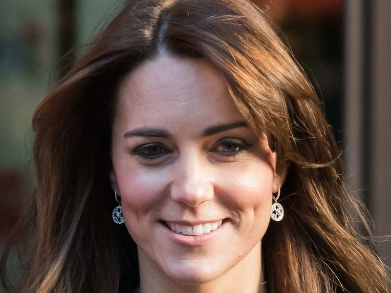 Księżna Kate w kreacji sprzed 3 lat i skróconych włosach
